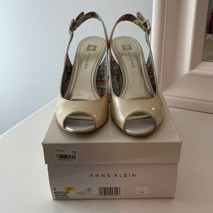 Anne Klein Akpalmira | Size: 8M | Color: Yellow/Cream